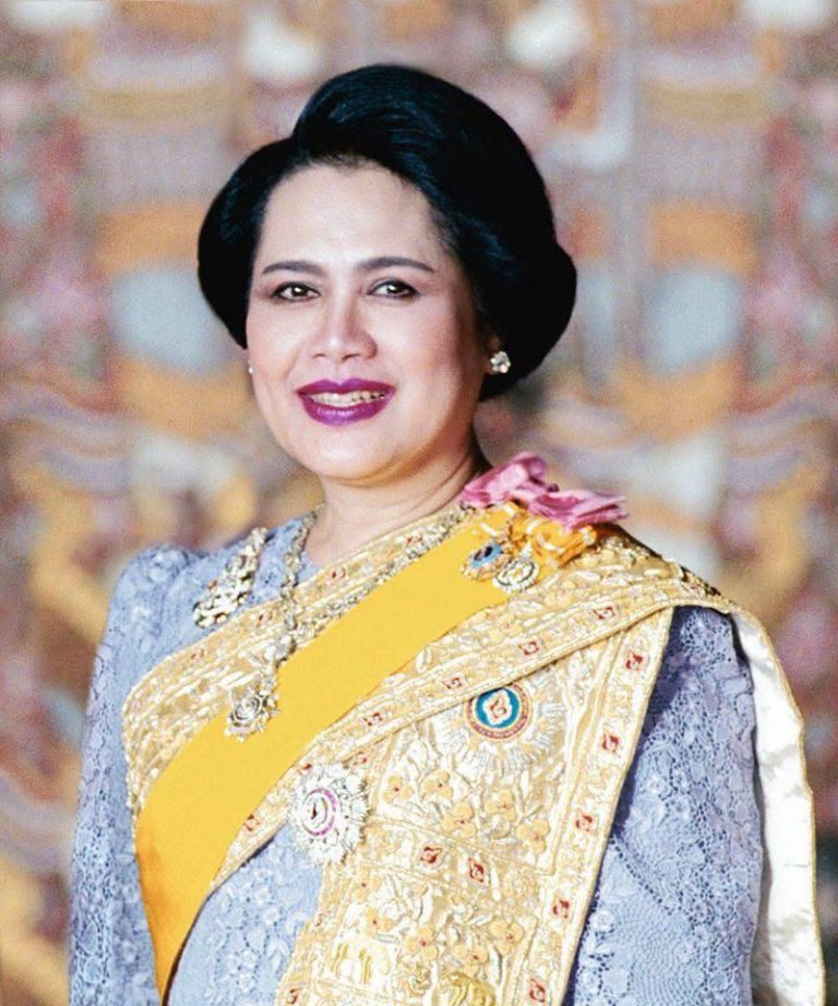 พระราชประวัติ สมเด็จพระนางเจ้าสิริกิติ์ พระบรมราชินีนาถ พระบรมราชชนนีพันปีหลวง